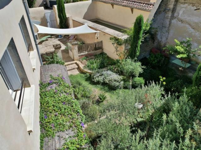 Maison de village avec jardin, bassin de nage et dépendance.