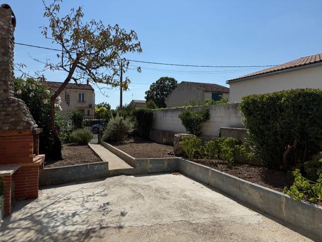 Maison de village avec jardin et garage