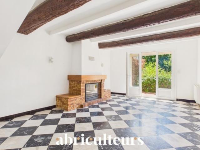 Maison de village avec jardin, garage, cave et grenier aménageable à Saint Cannat