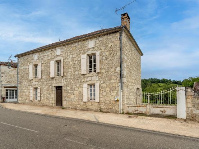 Maison de village avec jardin, garage et vue sur la campagne 189m² Saint Maurin