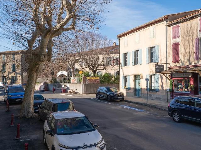 Maison de village avec la possibilité de faire commerces