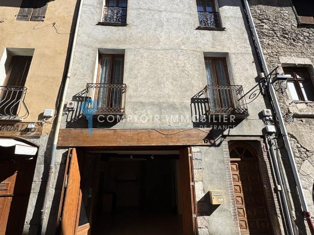 Maison de village avec local commercial et appartements à VI. 207m² Villefranche de Conflent