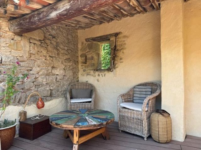 Maison de village rénovée avec patio et terrasse tropézienne. 120m² Siran