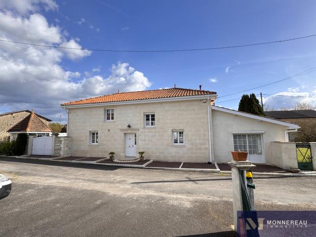 Maison De Village Avec Piscine Et Dependances 155m² Baignes Sainte Radegonde