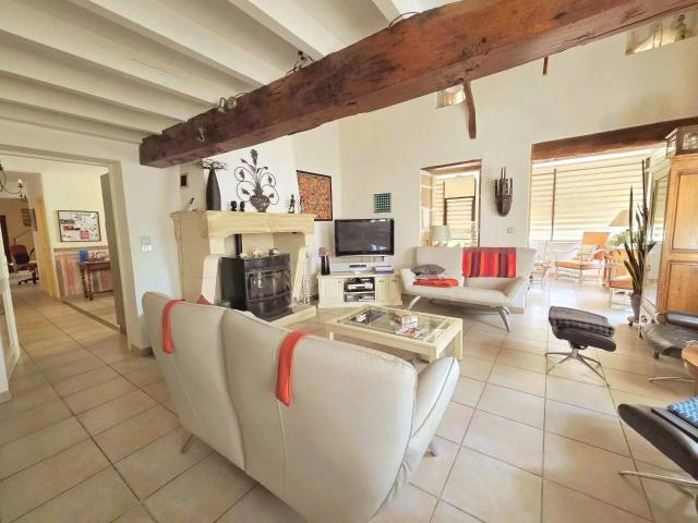 Maison de village avec piscine et son appartement à proximit. 242m² Monségur