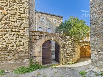 Maison de village avec studio indépendant et extérieur proche commodités