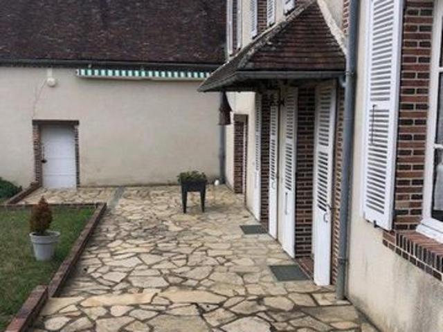 Maison de village avec terrain très agréable, en impasse