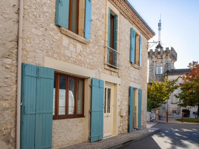 Maison de village avec terrasse au toit et garage