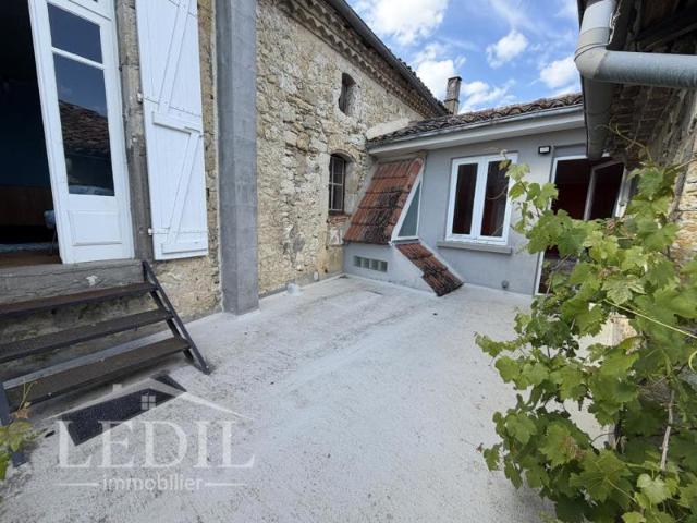 Maison de village avec terrasse et cour