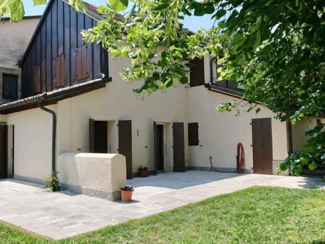 Maison de village avec terrasse et grand jardin arboré