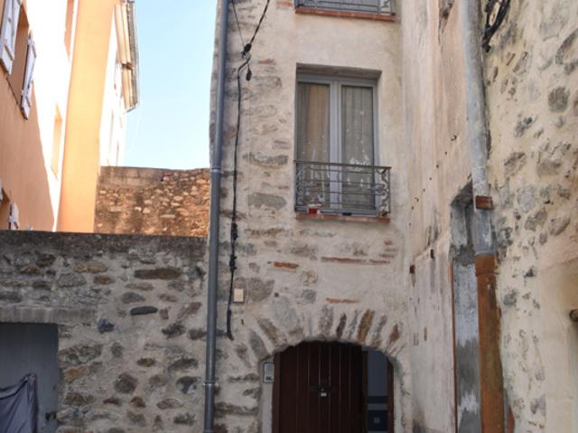 MAISON DE VILLAGE AVEC TERRASSE ET JARDIN
