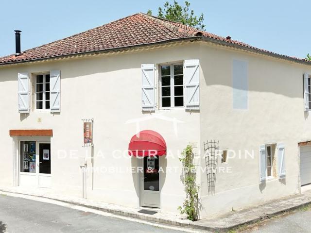 Maison de village avec terrasse et jardinet !
