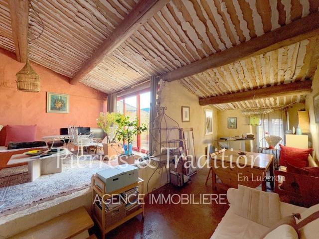 Maison de village avec terrasse sur le toit