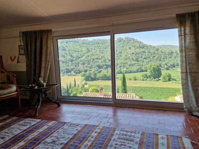 Maison de village avec terrasse tropezienne. Vue panoramique. ANSOUIS