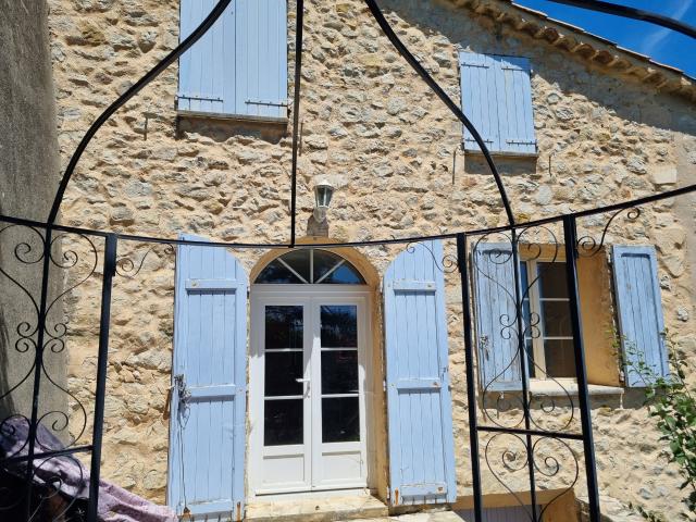 Maison de village avec terrasses