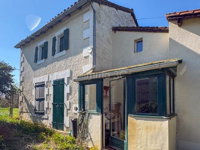 Maison de Village avec travaux, Jardin et Dépendances 92m² Chef Boutonne