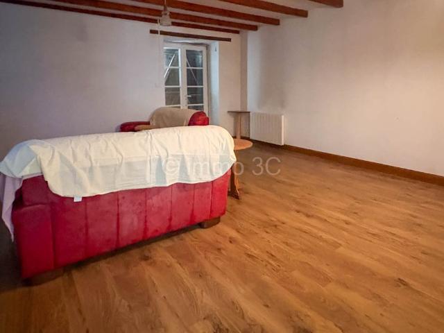 Maison de Village avec travaux, Jardin et Dépendances 92m² Chef Boutonne