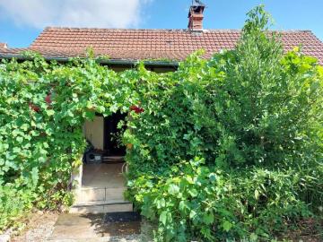 Maison de village avec un jardin, une grange, deux garages. Au calme