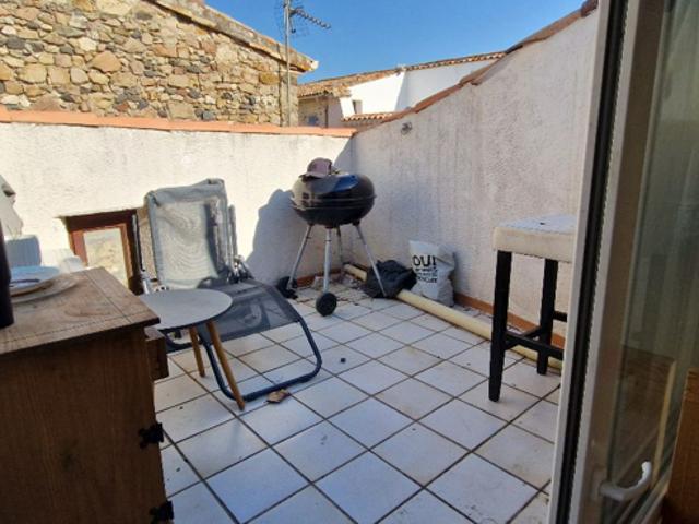 Maison de village avec une terrasse