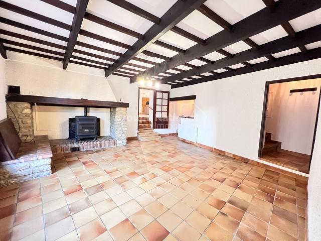 Maison de village avec vue, terrasses, jardinet et stationne. 111m² Goudargues