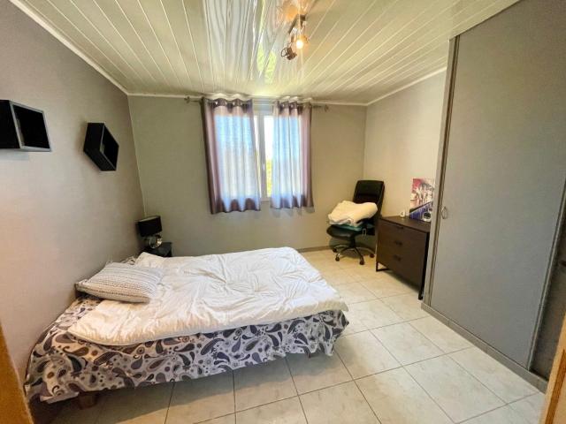 Maison de village avec 1,2 hectare de terrain 165m² Ayen