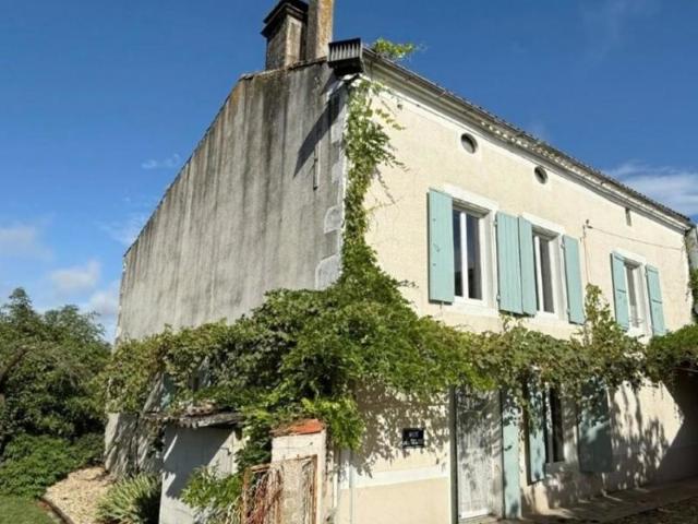 Maison de Village avec 2 Chambres, Jardin et Dépendances