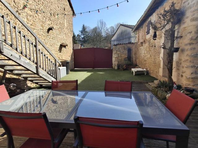 Maison De Village Avec 4 Chambres D'hotes + Espace Privatif. 219m² Chasseneuil sur Bonnieure