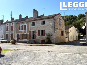 Maison de village charmante, intérieur à rafraîchir, avec grand jardin paisible situé à environ 500 m