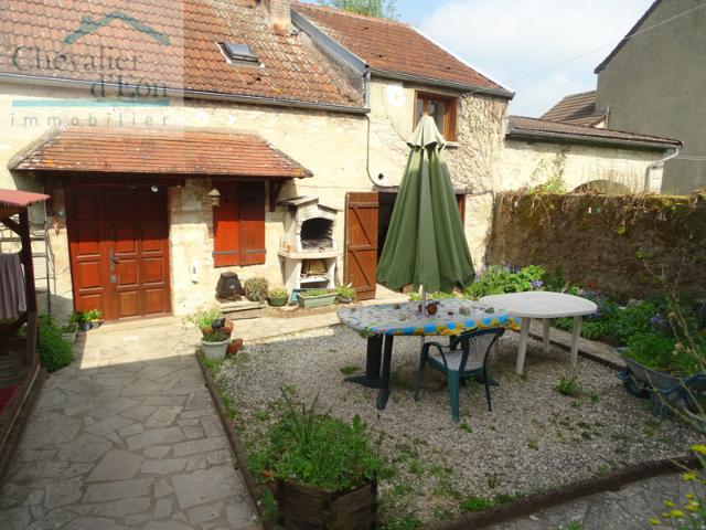 Maison de village Cruzy le Chatel T5 jardin, belle vue, cour