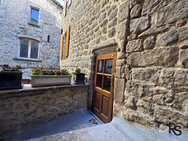 Maison de village de 75,7 m2 dans le centre historique du vi. 75m² Largentière