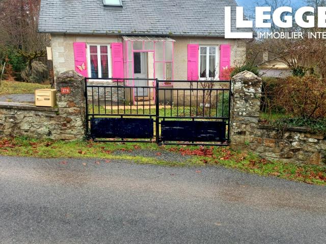 Maison de village de 62m² comprenant cuisine, salon, salle d'eau, une chambre, grenier aménagé, garage et ter