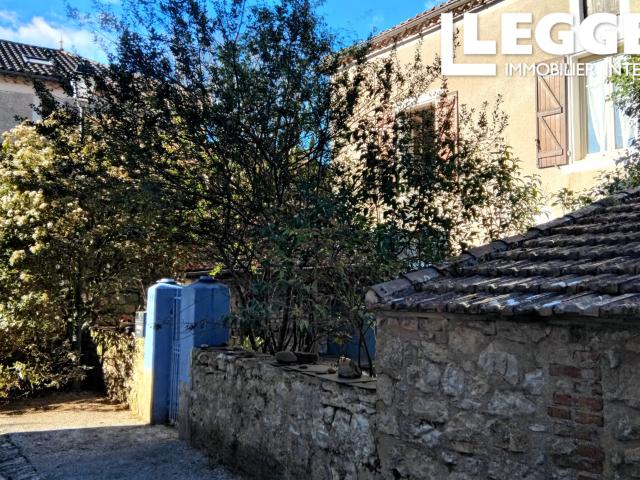 Maison de village de 100 m2 avec combles aménageables, grande pièce de vie, 2 chambres et terrasse