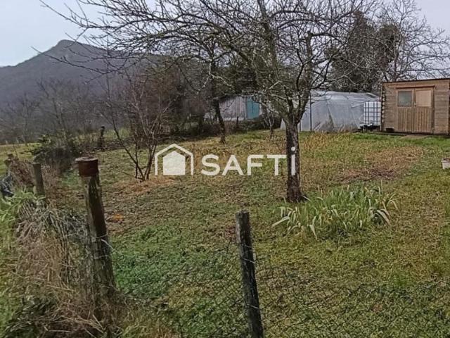 Maison de village de 111 m2 à fort potentiel pour rénovation avec une grange de Plus de 100m2 avec très belle hauteur sous plafond. Un terrain de 597 m2 indépendant complète ce bien