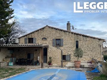 MAISON DE VILLAGE DE 120 m² HAB AVEC PISCINE SUR PARCELLE DE 546 M²