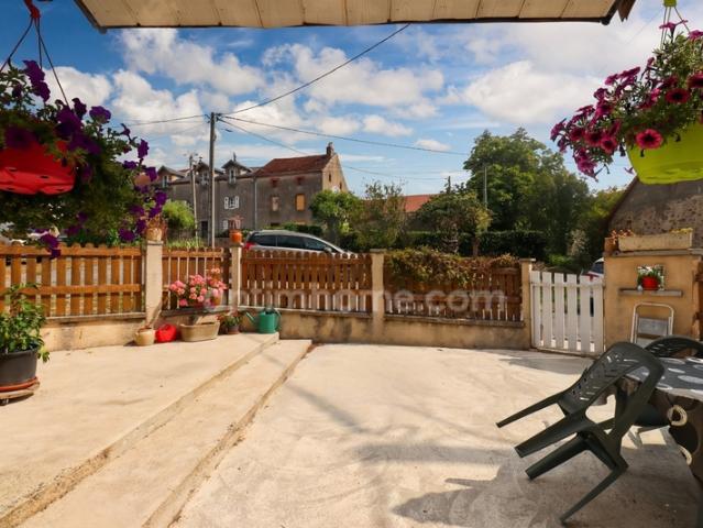 Maison de Village de 142 m² 6 pièces 4 chambres Grange / Gararge sur parcelles de 1935 m² MAGNAC LAVAL 87190