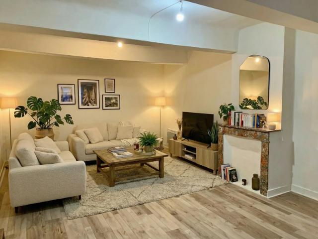 Maison de village de 161m2 rénovée avec deux garages et une