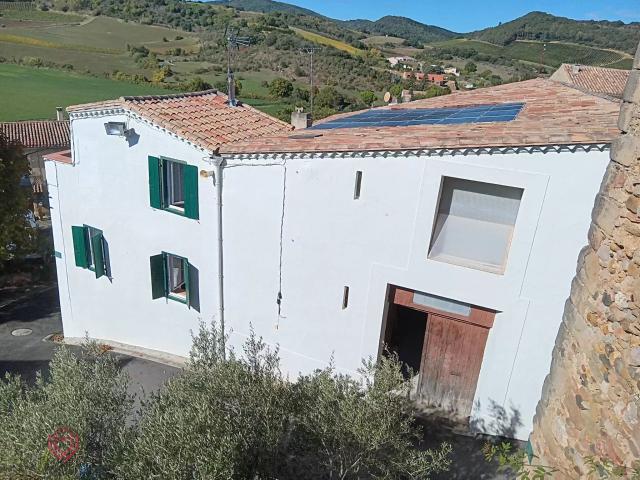 Maison de village de trois chambres avec une grange