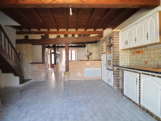 Maison de village de caractère à vendre– 109 m² – 3 chambres + Grenier aménageable 67 m² cour extèrieure