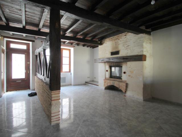 Maison de village de caractère à vendre– 109 m² – 3 chambres + Grenier aménageable 67 m² cour extèrieure