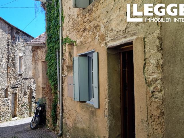 Maison de village de charme dans le coeur de Olargues avec 3 chambres, petite terrasse et cave