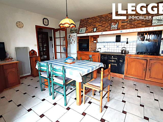 Maison de village de les années 80, comprenant 4 chambres, un grand salon, véranda et une joli salon d'été
