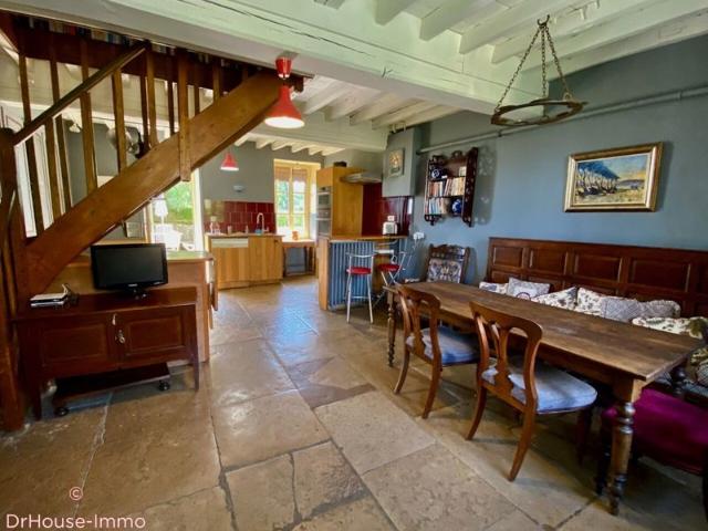 Maison de village, dépendance et jardin dans un village chargé d'histoire