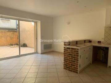 Maison de village deux chambres de 90m2 avec terrasse en centre ville COURTHEZON