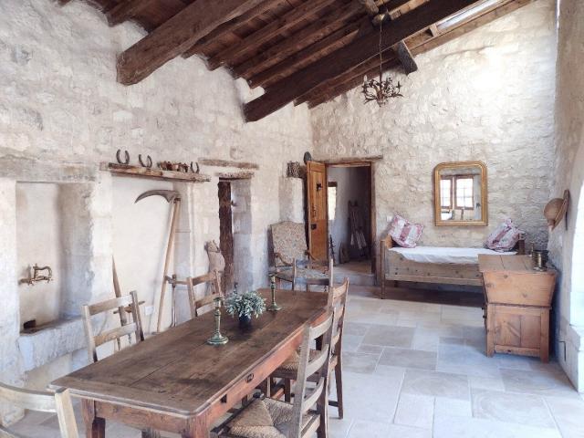 Maison de village d'exception, avec piscine à 5 min. de Cahu. 144m² Vieux