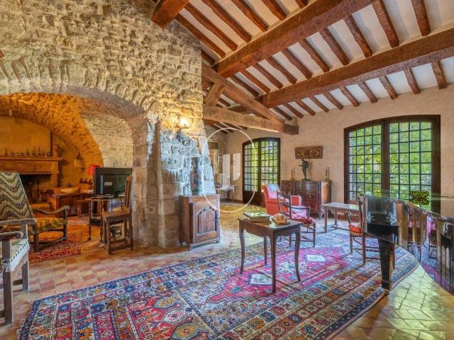 Maison de village du 18e à rénover avec jardin et place de p. 194m² Saignon