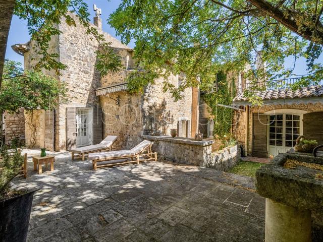 Maison de village du 19e siècle avec jardin clos et belles v. 162m² Oppède