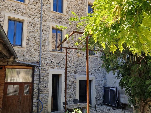 Maison de village du 19ème en pierre avec piscine et terrain. 340m² Sainte Jalle