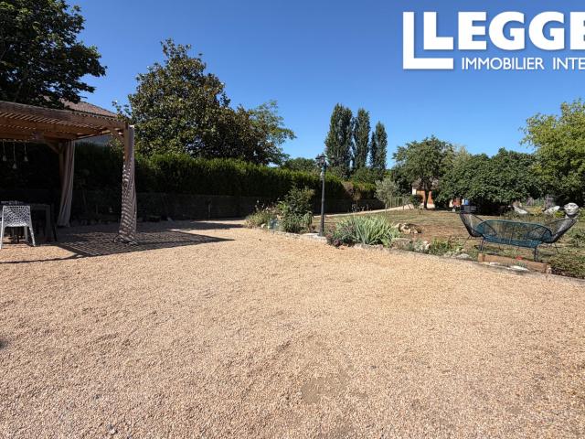 Maison de village du XVIe siècle avec magnifique grange, double garage, cuisine d'été et jardin clos