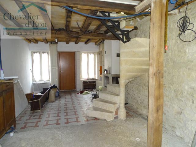 Maison de village élevée sur cave EPINEUIL CENTRE T2 60m2