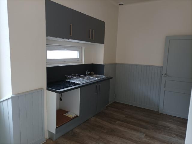 Maison de village en duplex dans le Lot 46700 en bon état général
